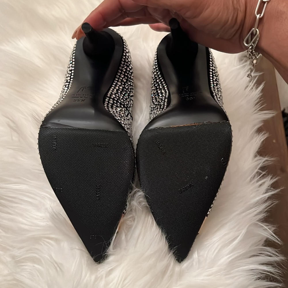Giuseppe Zanotti
Black Crystal Embellished Suede Ester Pointed Toe Pumps - Picture 4 of 8